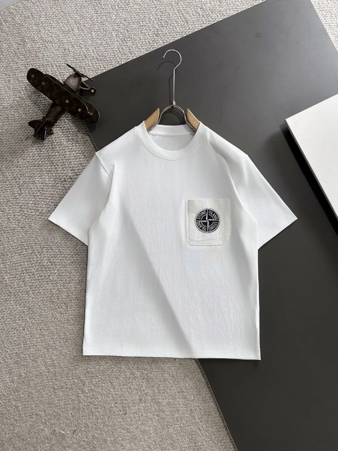 🅿️270 shipped next day Stone Island 2025 spring and summer new style (top quality, differentiated currency) launches double yarn pure cotton fabric short sleeves, early spring catwalk style, personalized and exclusive style, same style for men and women, using imported custom dyed fabrics, back collar chain bottom, fully shoulder-covering, no deformation or shrinkage when exposed to water, SIZE: M to 3XL